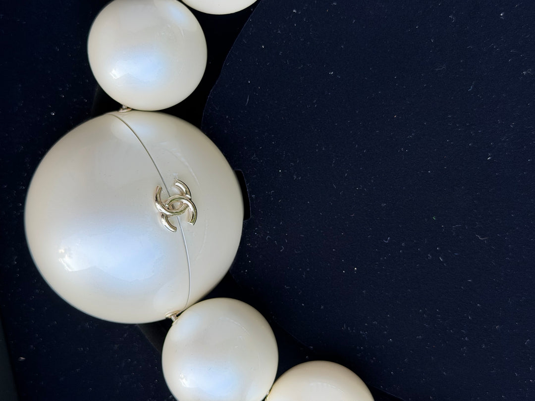Chanel Pearl Necklace Minaudière Plexiglass And Gold Tone Metal Runway 2025/26