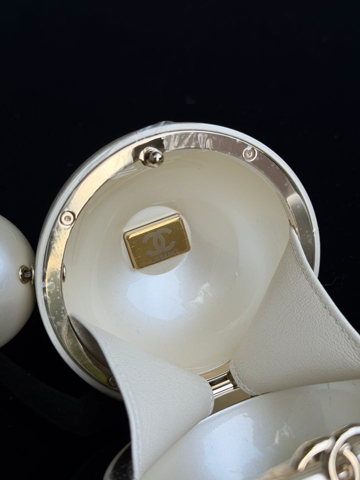 Chanel Pearl Necklace Minaudière Plexiglass And Gold Tone Metal Runway 2025/26