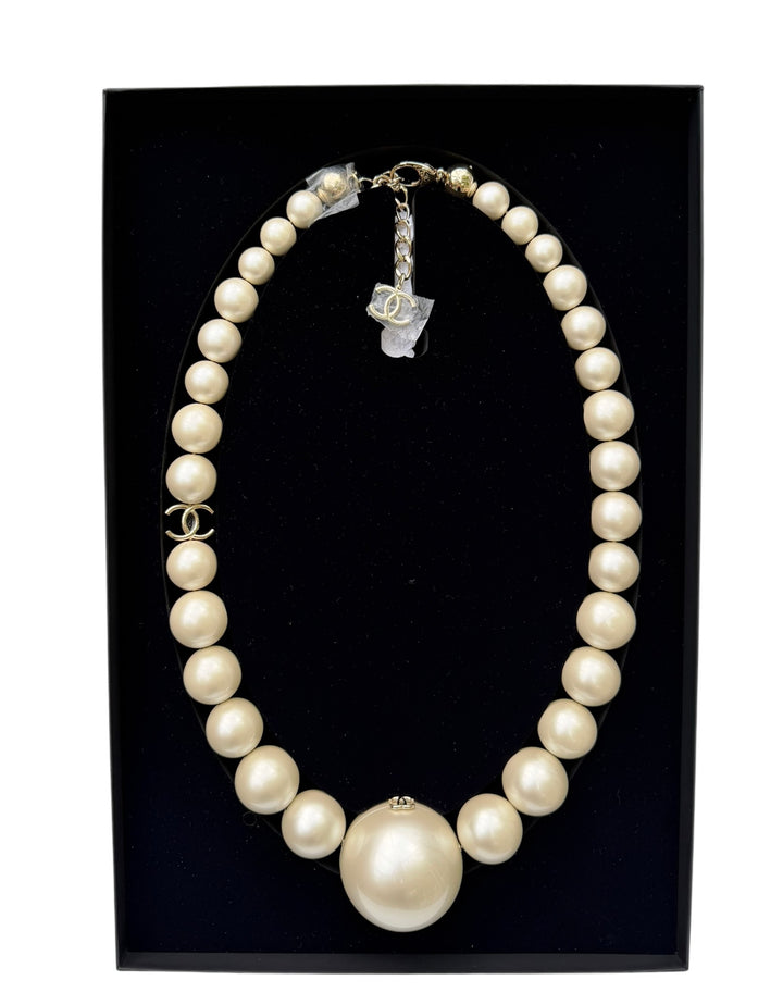 Chanel Pearl Necklace Minaudière Plexiglass And Gold Tone Metal Runway 2025/26