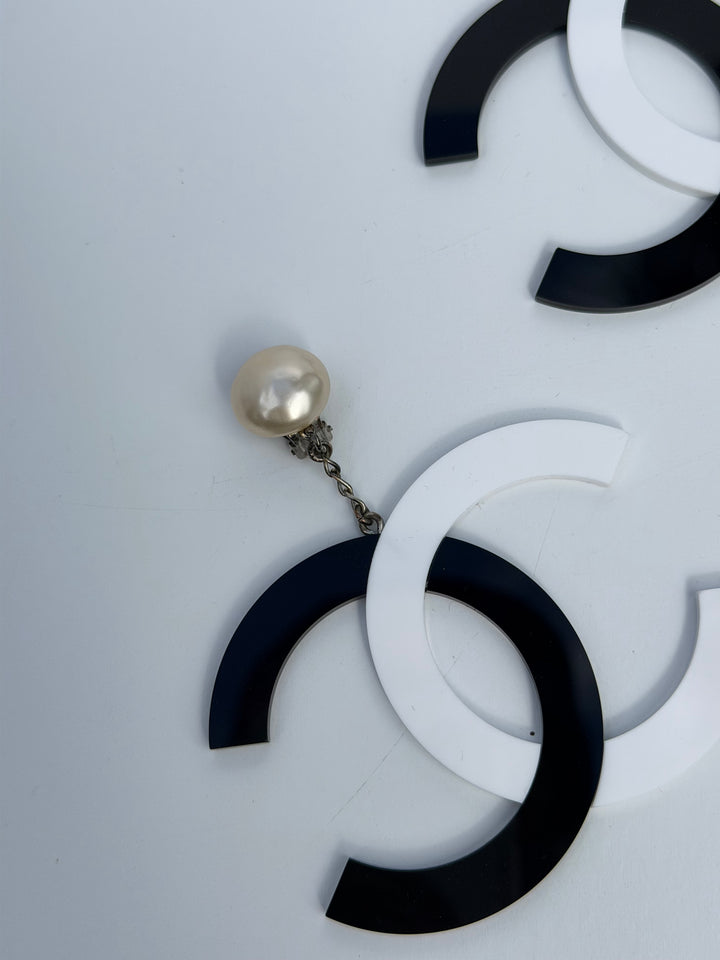 Chanel 1996 Jumbo Pearl Clip Earrings Black White