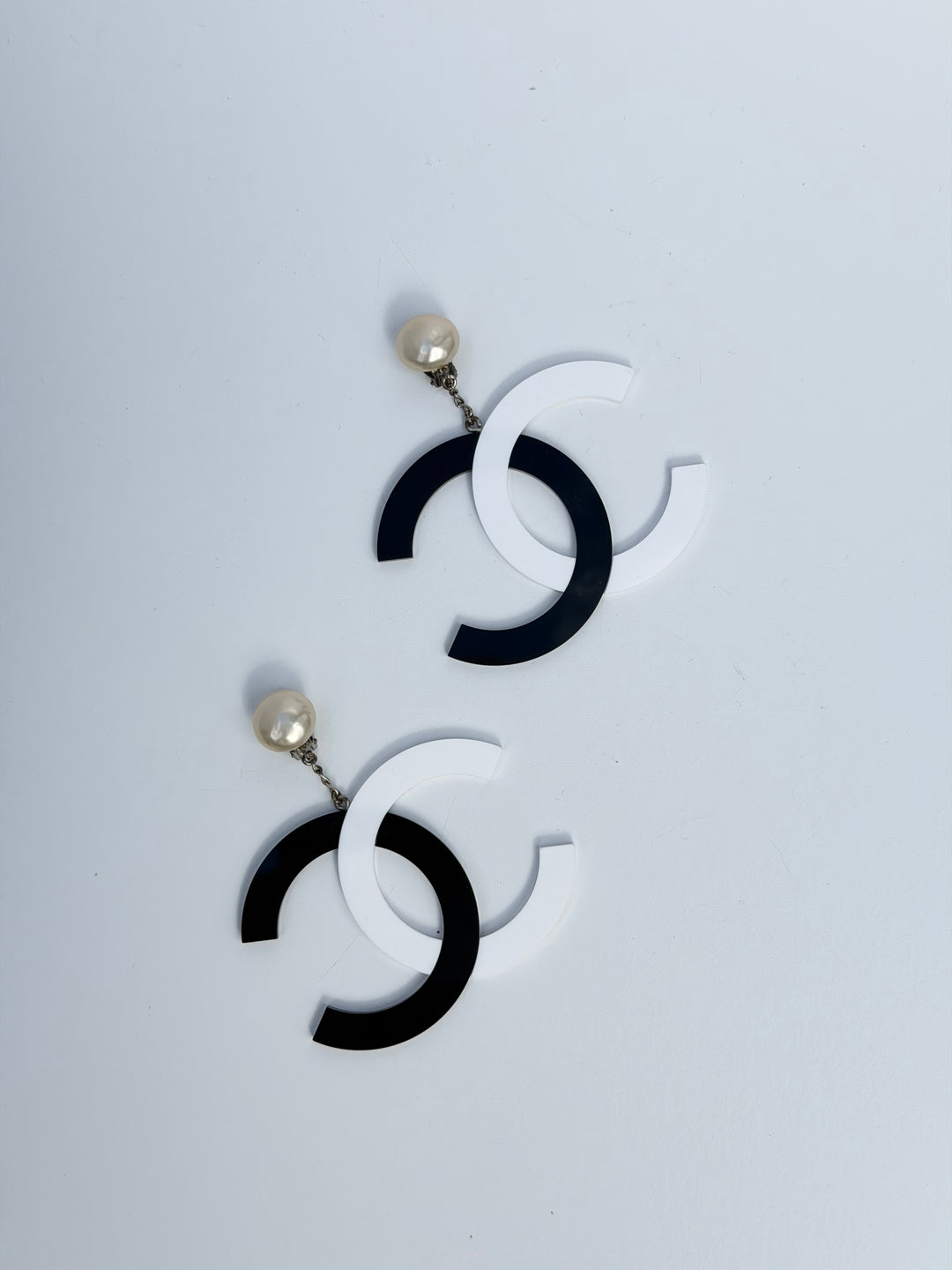 Chanel 1996 Jumbo Pearl Clip Earrings Black White