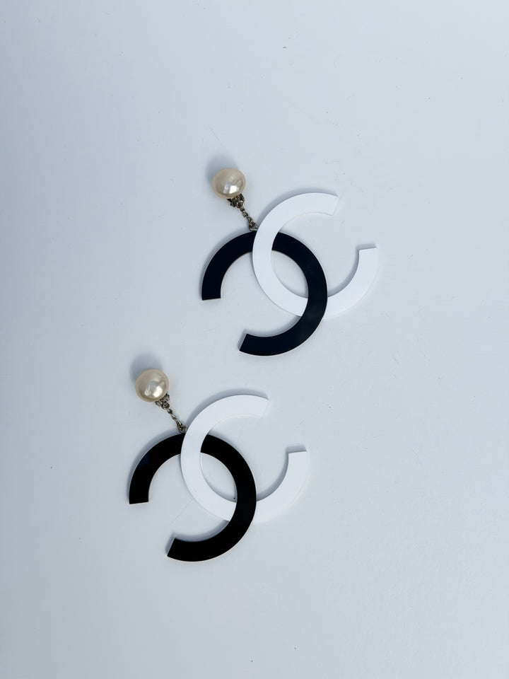 Chanel 1996 Jumbo Pearl Clip Earrings Black White