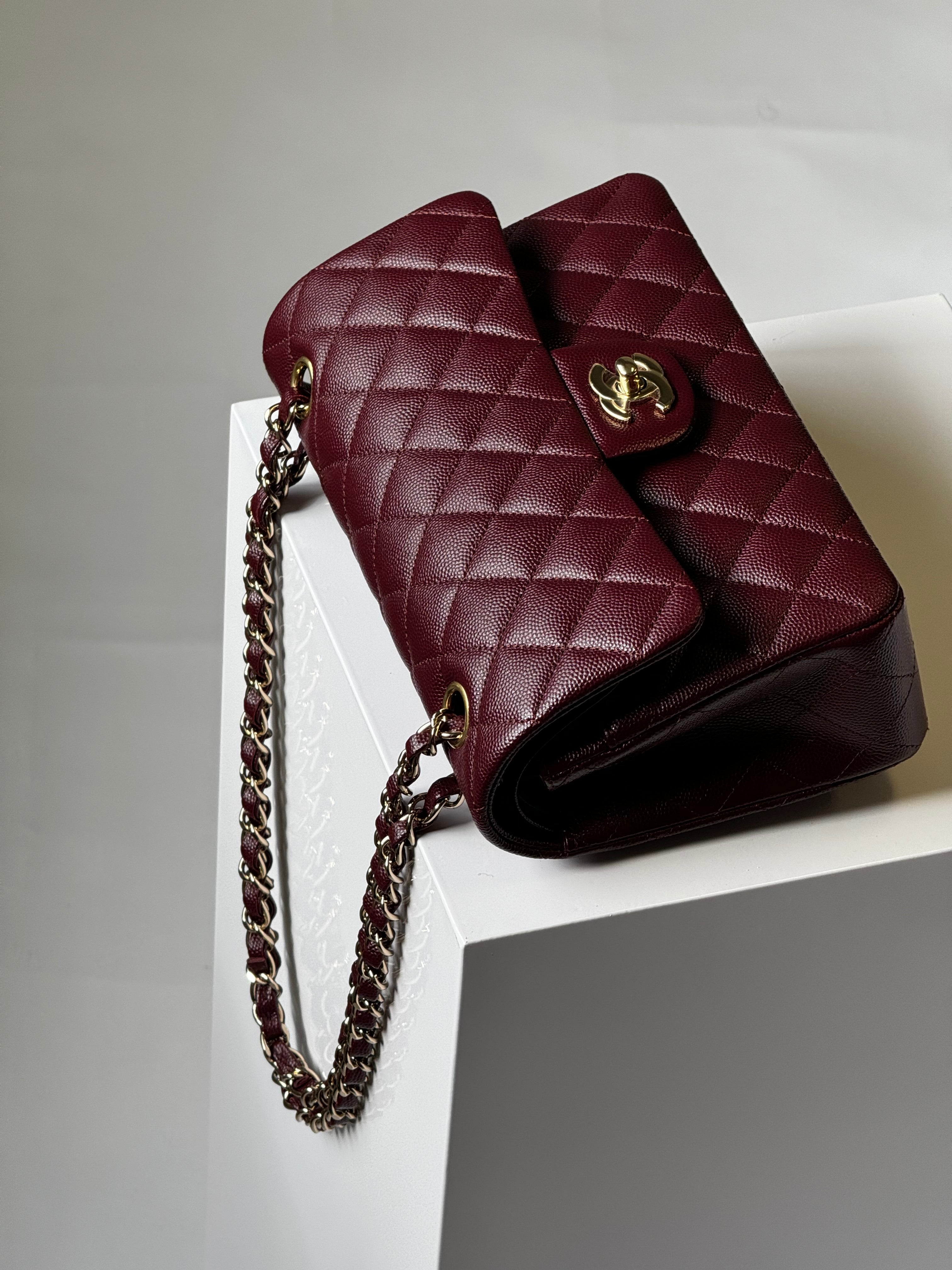 CHANELワインバック Large flap bag with top handle, Metallic mirror calfskin & gold