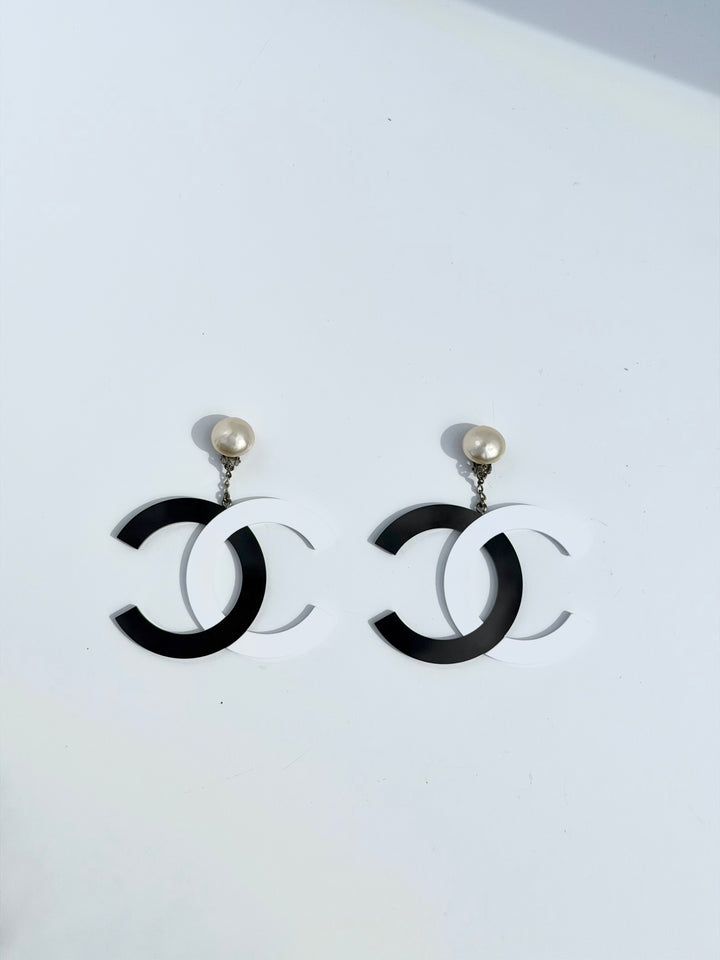 Chanel 1996 Jumbo Pearl Clip Earrings Black White