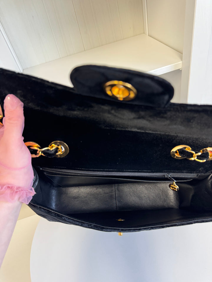 CHANEL 1995 VINTAGE BLACK VELVET JUMBO CLASSIC FLAP