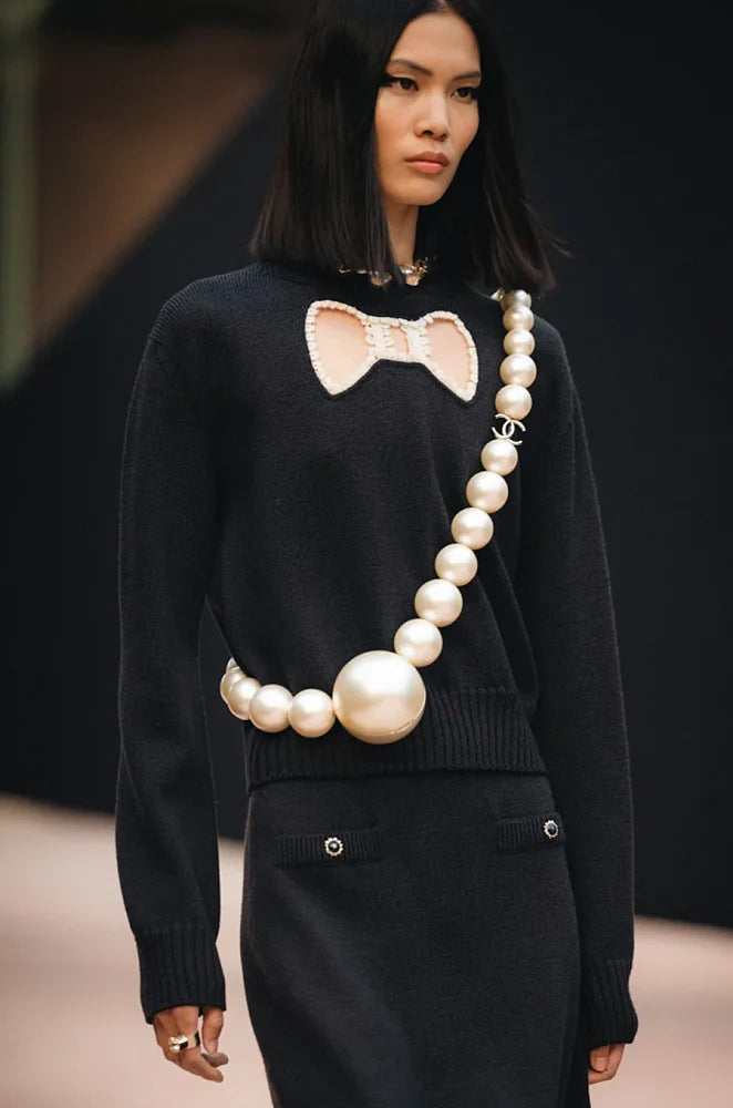 Chanel Pearl Necklace Minaudière Plexiglass And Gold Tone Metal Runway 2025/26