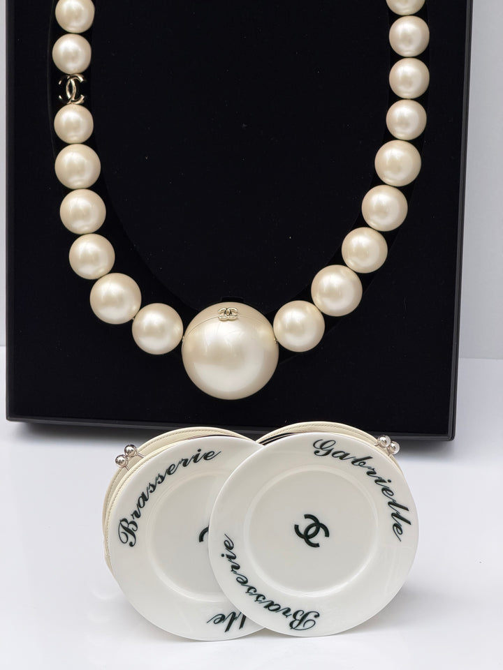 Chanel Pearl Necklace Minaudière Plexiglass And Gold Tone Metal Runway 2025/26