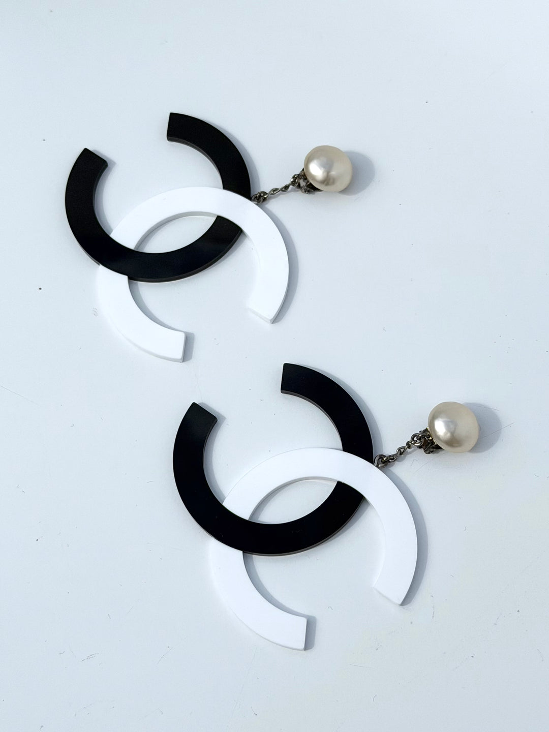 Chanel 1996 Jumbo Pearl Clip Earrings Black White