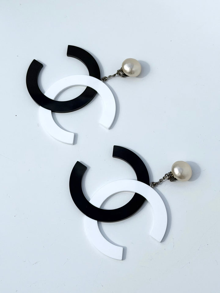 Chanel 1996 Jumbo Pearl Clip Earrings Black White