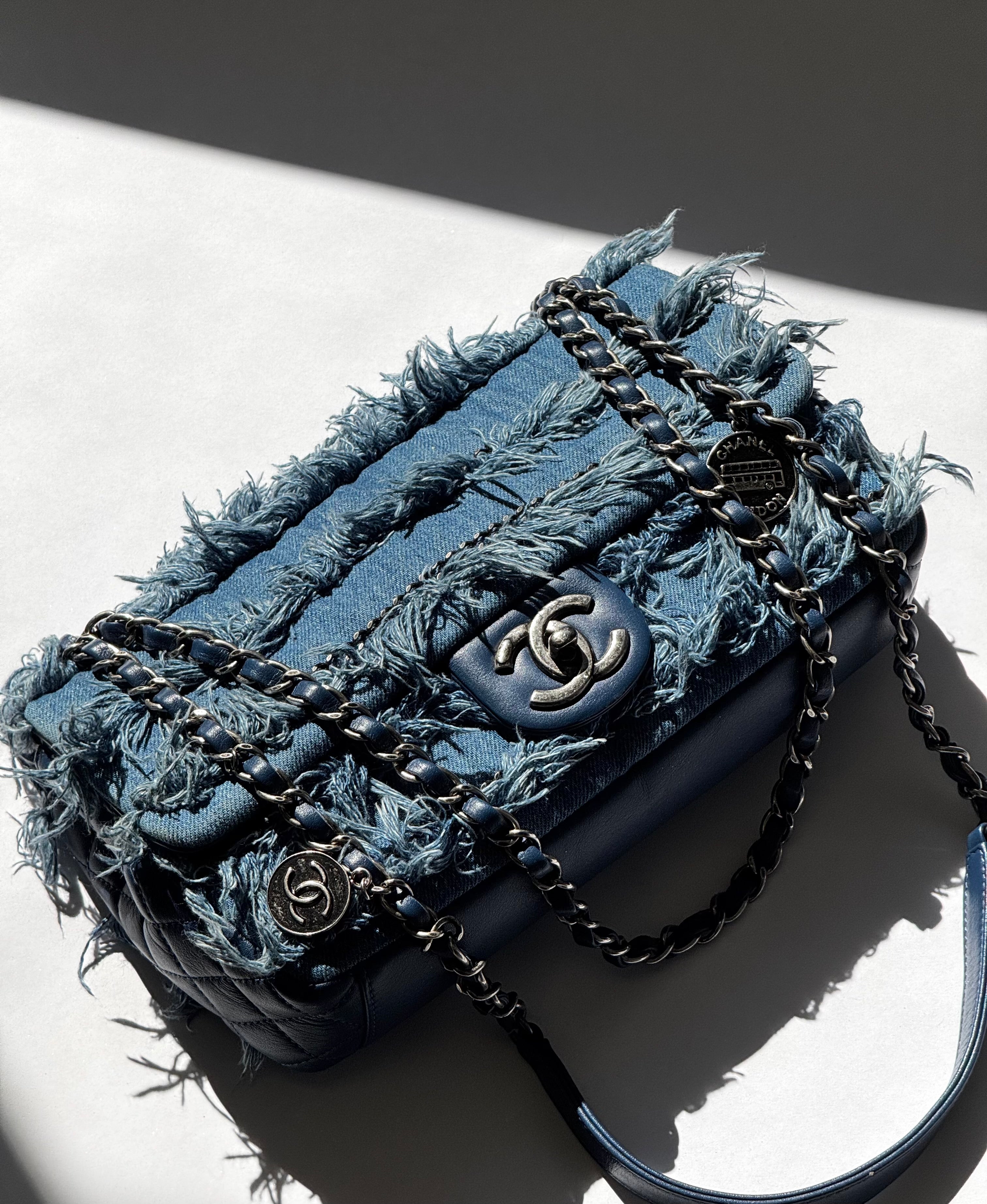 シャネル、ディオール Chanel Medium Denim Paris Dubai Flap Bag – Its A Luv Story