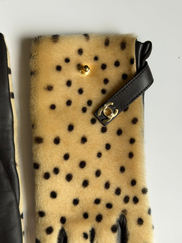 Chanel Beige & Black Spotted Lambskin Gloves with CC Turnlock Detail Gold Hardware Métiers d’Art 2026