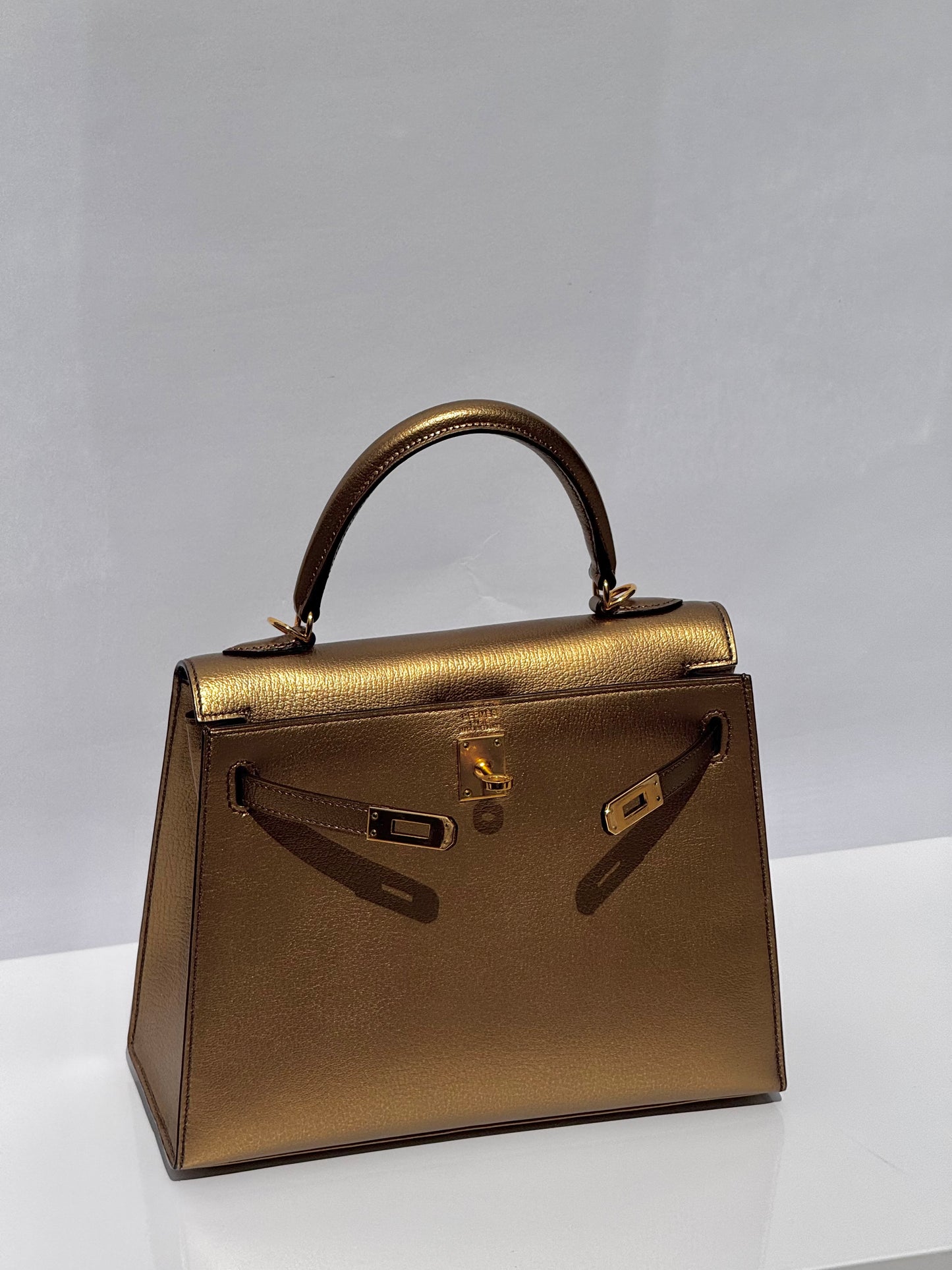Hermes Limited Edition Bronze Chèvre Metallic Kelly 25 Sellier