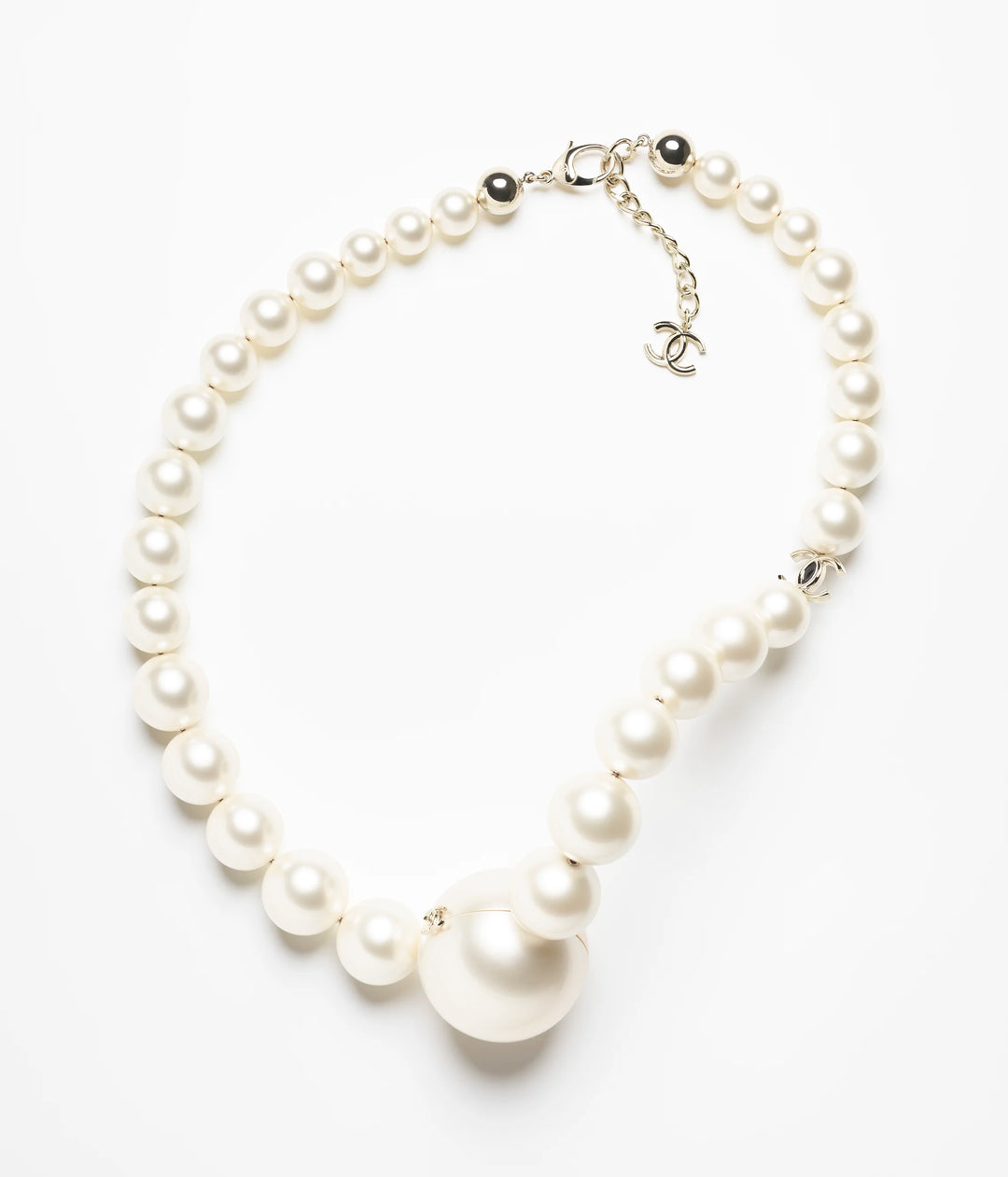 Chanel Pearl Necklace Minaudière Plexiglass And Gold Tone Metal Runway 2025/26