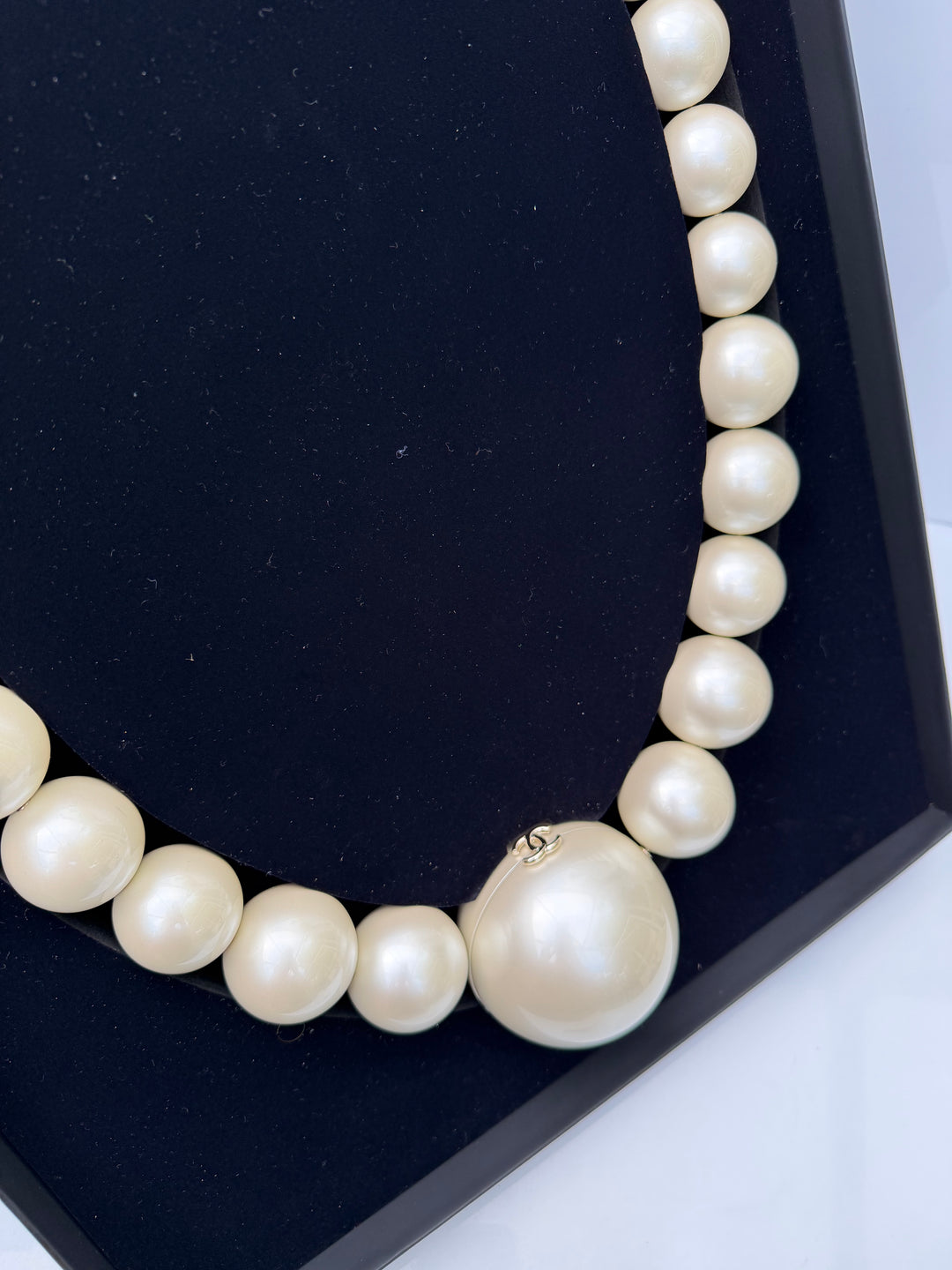 Chanel Pearl Necklace Minaudière Plexiglass And Gold Tone Metal Runway 2025/26