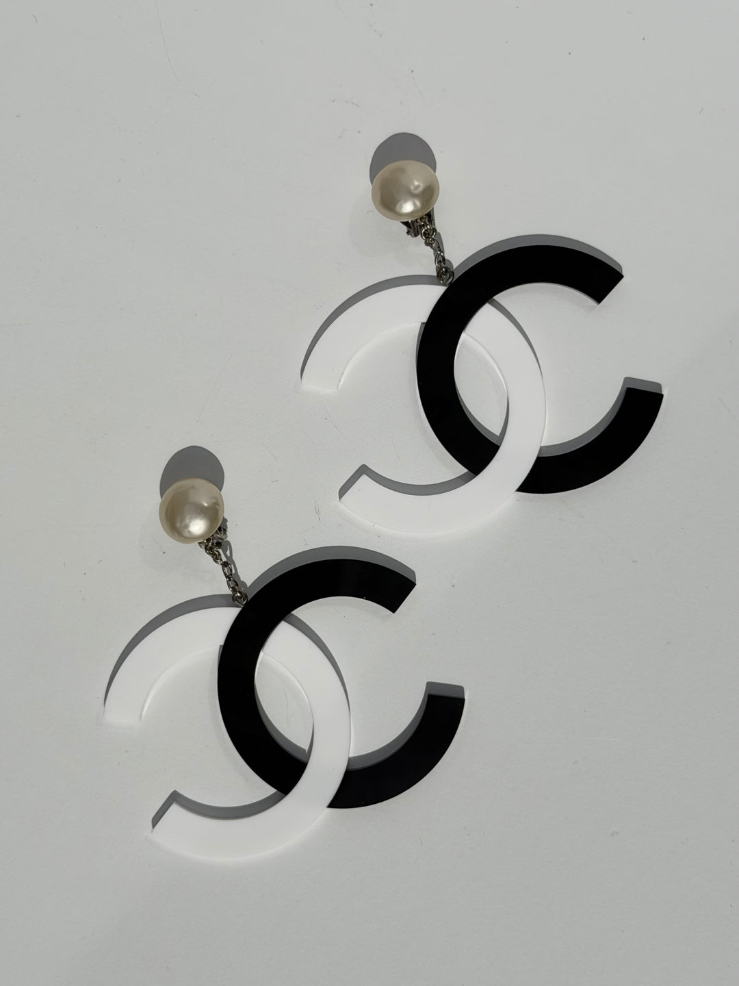 Chanel 1996 Jumbo Pearl Clip Earrings Black White