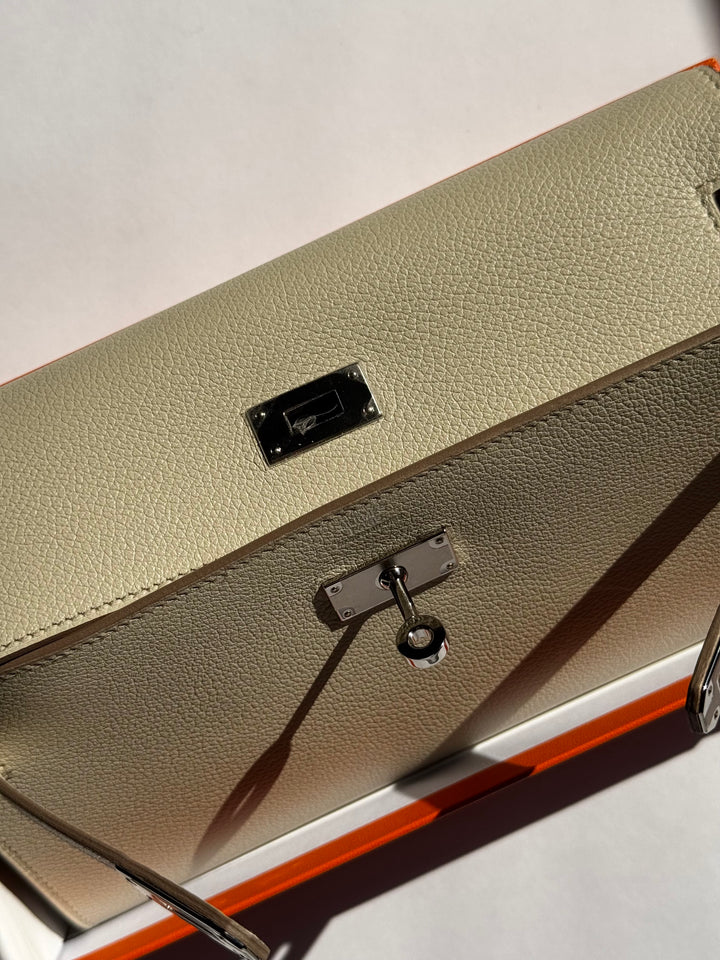 2024 Hermes Craie Kelly Classique To Go Wallet PHW