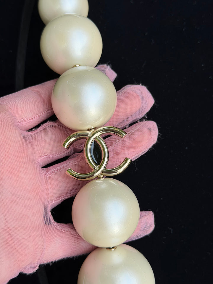 Chanel Pearl Necklace Minaudière Plexiglass And Gold Tone Metal Runway 2025/26