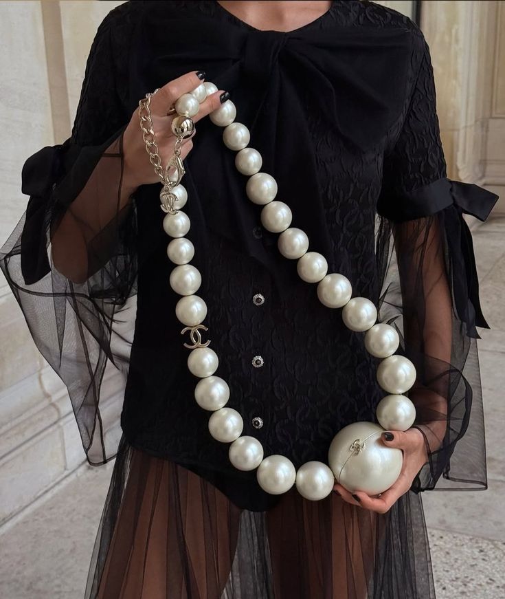 Chanel Pearl Necklace Minaudière Plexiglass And Gold Tone Metal Runway 2025/26