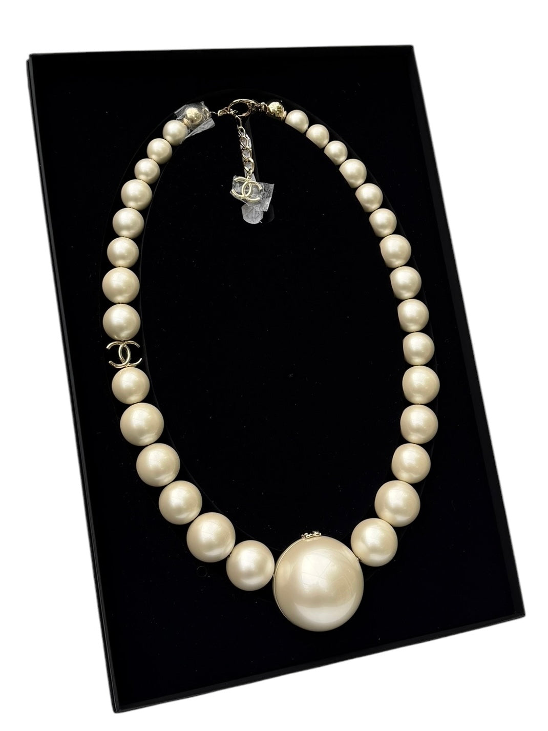 Chanel Pearl Necklace Minaudière Plexiglass And Gold Tone Metal Runway 2025/26