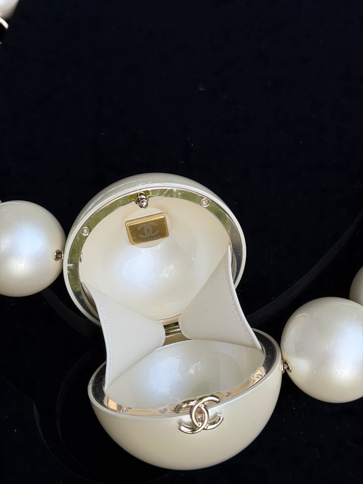 Chanel Pearl Necklace Minaudière Plexiglass And Gold Tone Metal Runway 2025/26
