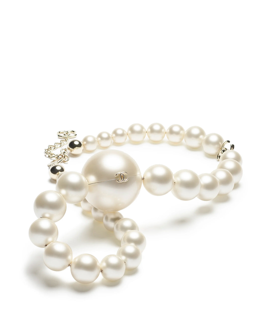 Chanel Pearl Necklace Minaudière Plexiglass And Gold Tone Metal Runway 2025/26