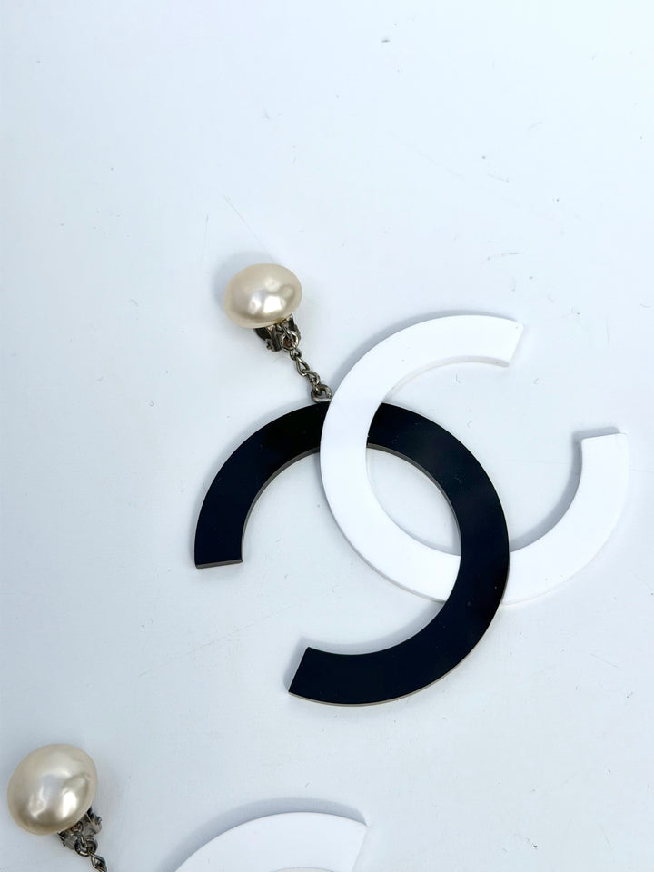 Chanel 1996 Jumbo Pearl Clip Earrings Black White
