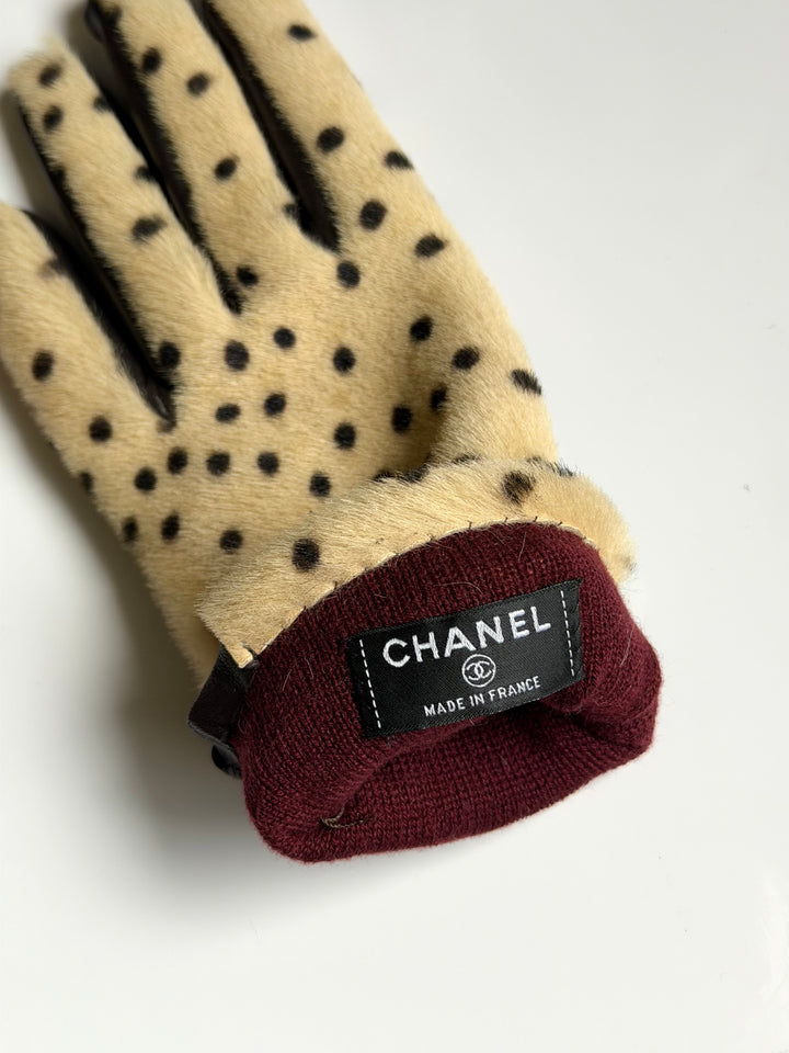 Chanel Beige & Black Spotted Lambskin Gloves with CC Turnlock Detail Gold Hardware Métiers d’Art 2026