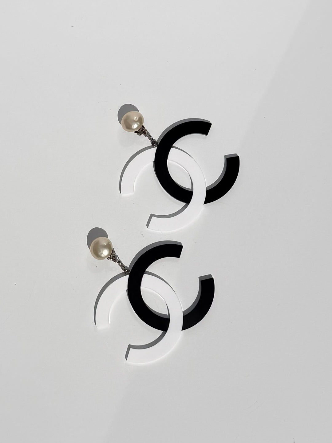 Chanel 1996 Jumbo Pearl Clip Earrings Black White