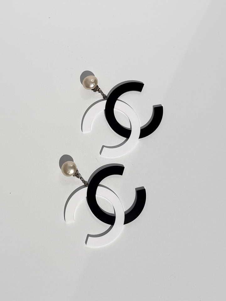 Chanel 1996 Jumbo Pearl Clip Earrings Black White