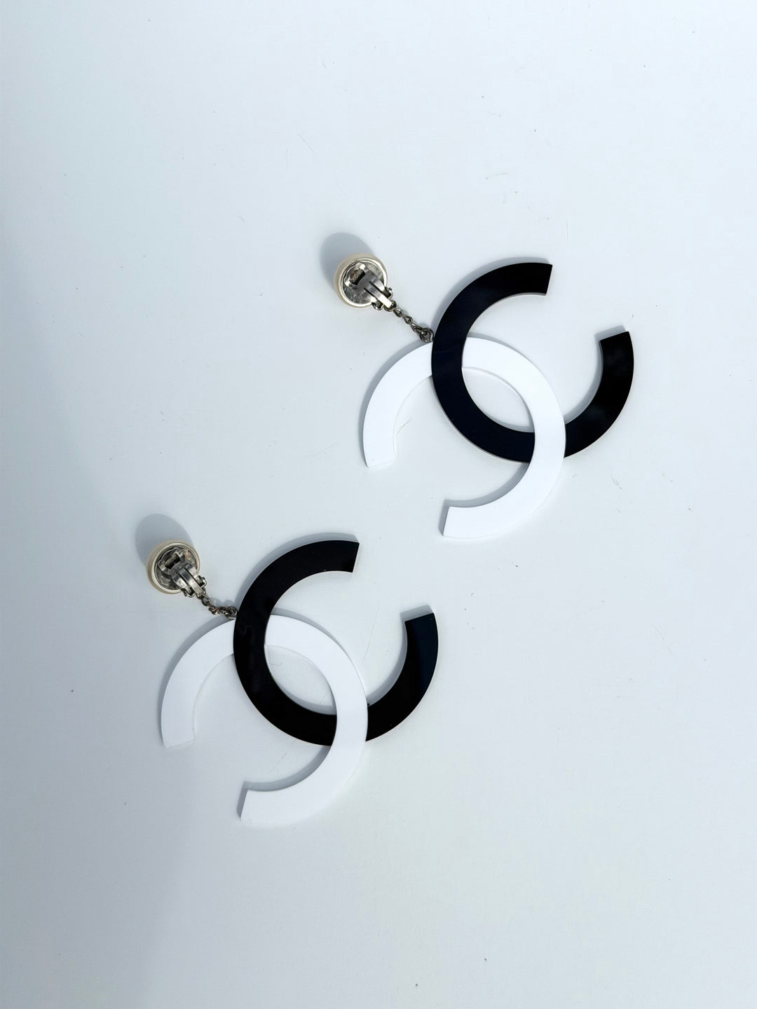 Chanel 1996 Jumbo Pearl Clip Earrings Black White