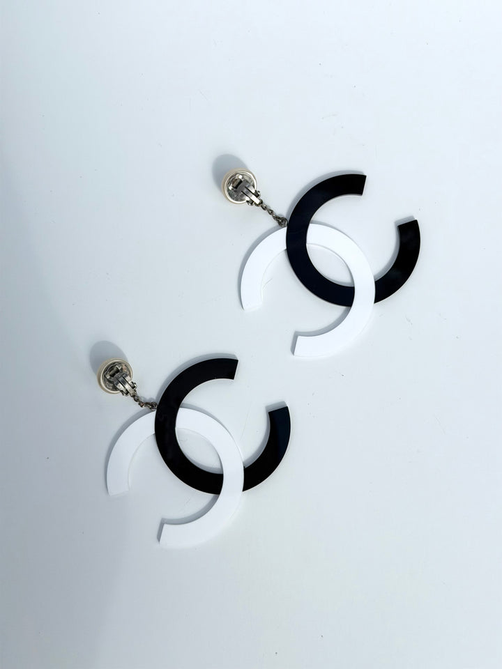 Chanel 1996 Jumbo Pearl Clip Earrings Black White