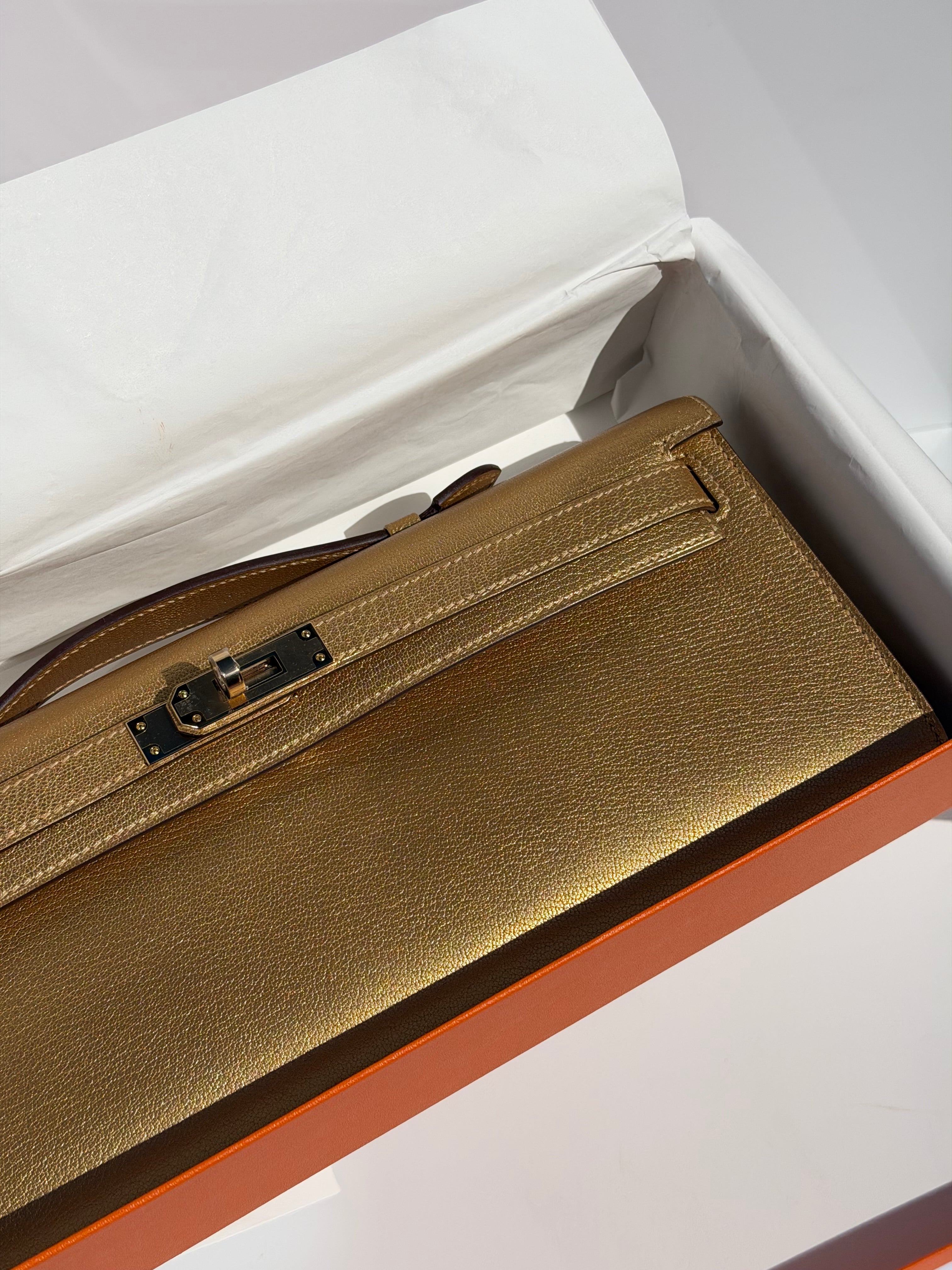 Hermès Kelly Cut Chevre Dore Metallic Permabrass Hardware – Its A