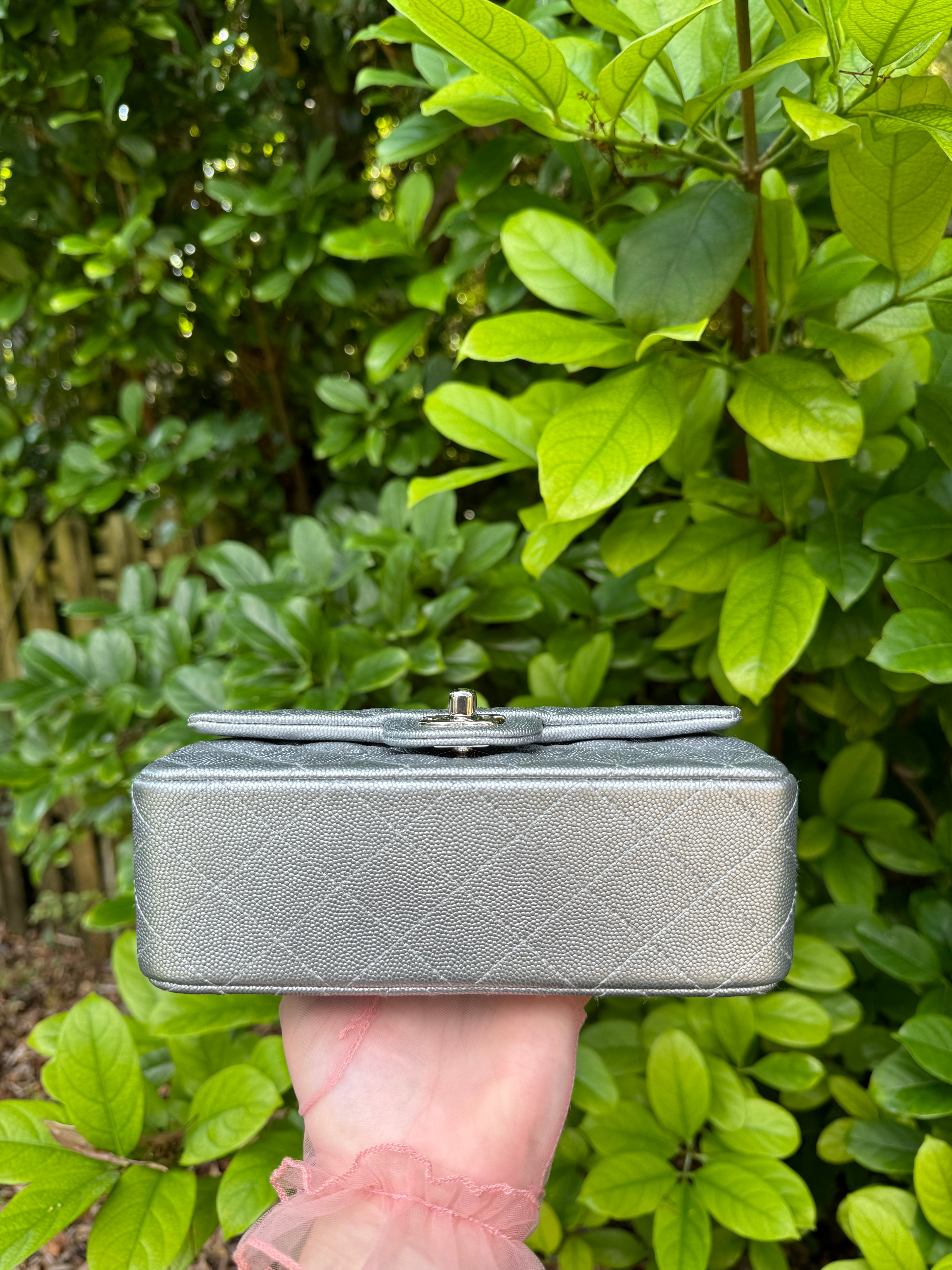 シルバー　
タイニーCHシルバー925　クロスチャーム with パヴェ Classic Mini Rectangular Flap 21P Metallic Silver Quilted Lambskin